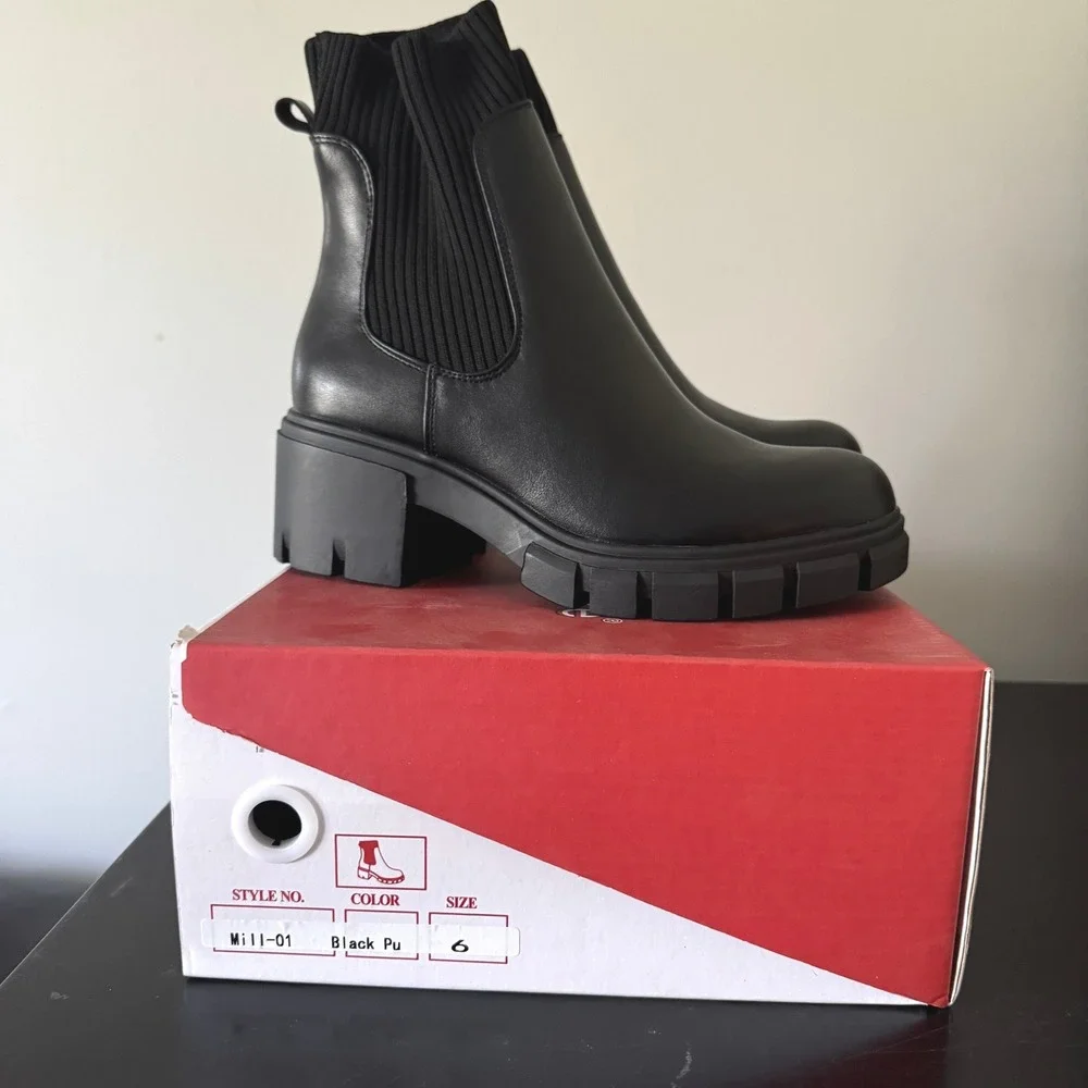 Nature Breeze Mill‎ Black Faux Leather Lug Sole Chelsea Ankle Boots Womens 6 NIB